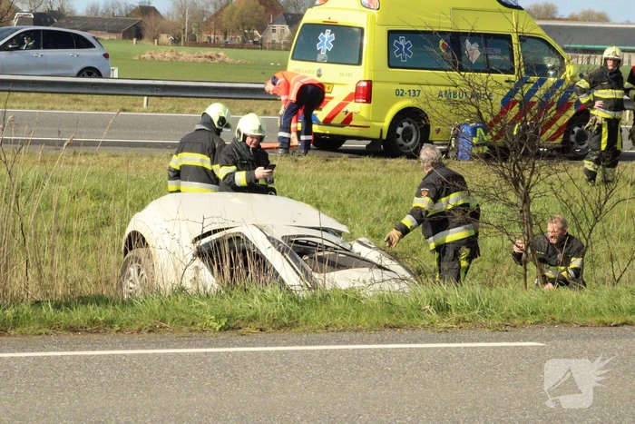 Automobilist raakt van de weg belandt in sloot