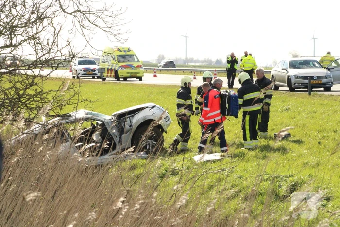 Automobilist raakt van de weg belandt in sloot