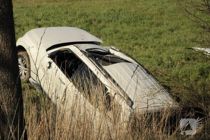 Automobilist raakt van de weg belandt in sloot