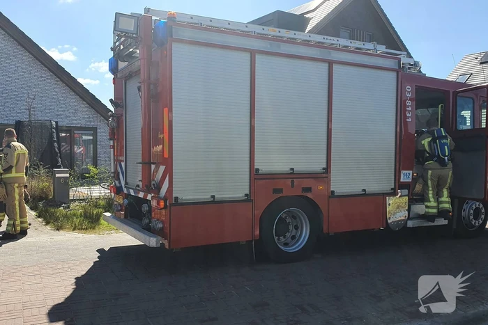 Fiets vat vlam in tuin van woning
