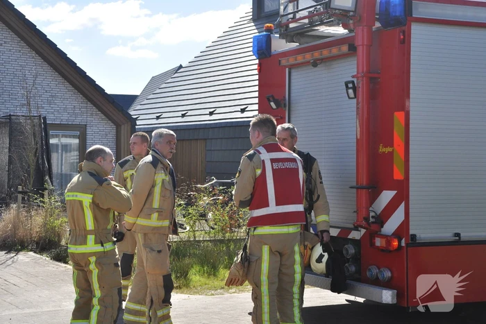 Fiets vat vlam in tuin van woning