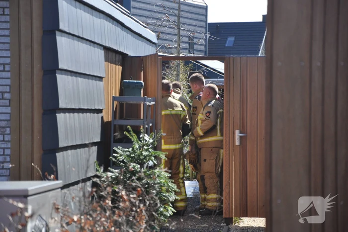 Fiets vat vlam in tuin van woning