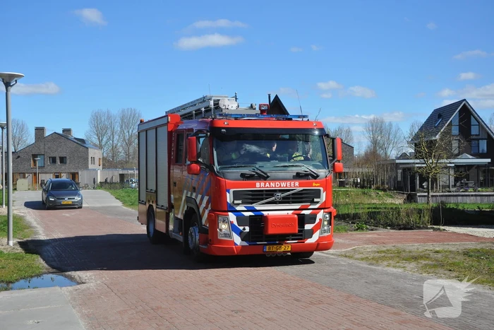 Fiets vat vlam in tuin van woning