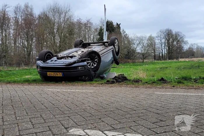 Automobilist slaat over de kop