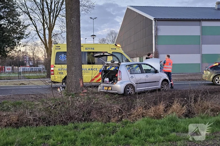 Automobilist gewond bij botsing met boom
