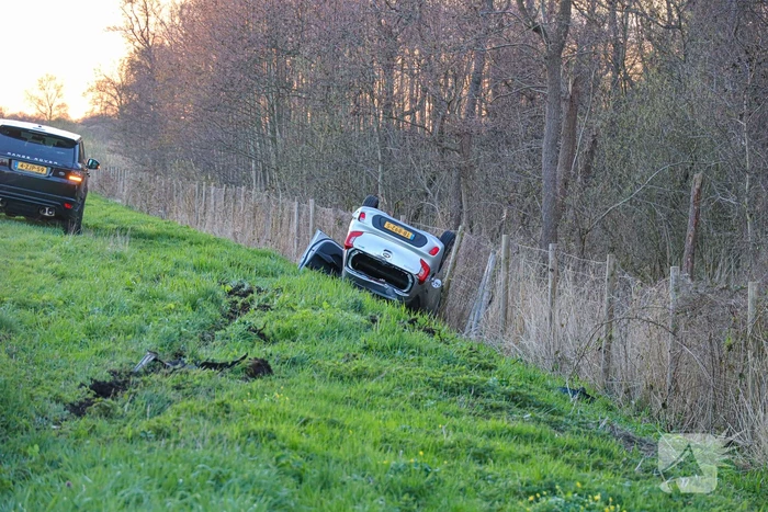 Automobilist eindig met de auto op de kop