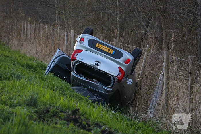 Automobilist eindig met de auto op de kop
