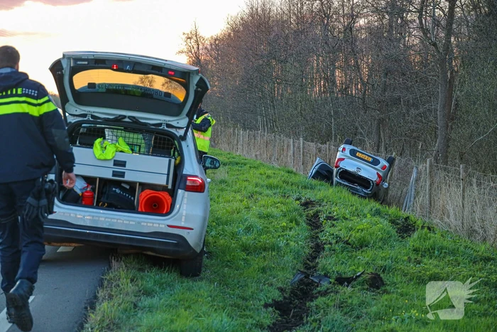 Automobilist eindig met de auto op de kop