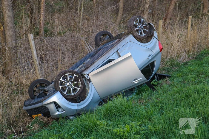 Automobilist eindig met de auto op de kop