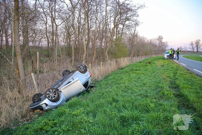 Automobilist eindig met de auto op de kop