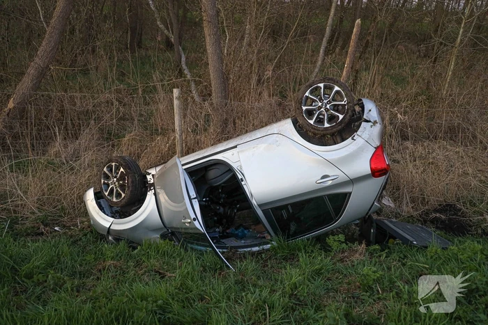 Automobilist eindig met de auto op de kop