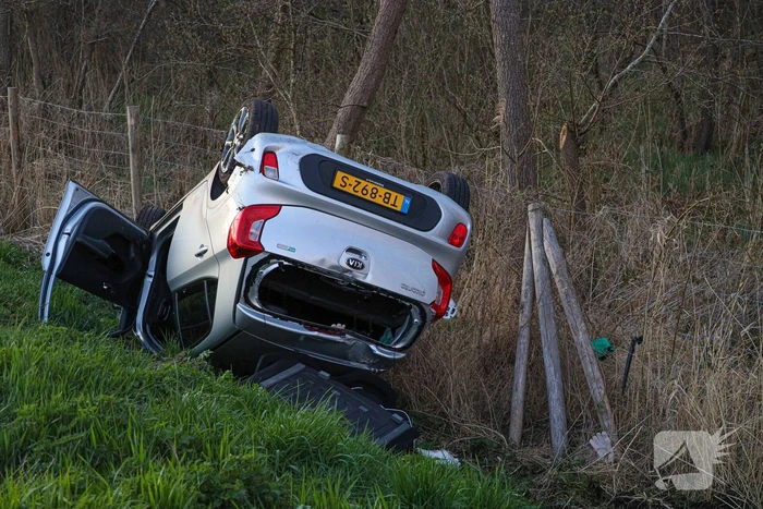 Automobilist eindig met de auto op de kop