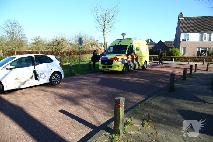 Veel schade bij ongeval tussen personenauto's