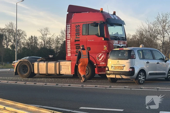 Auto belandt voor vrachtwagen