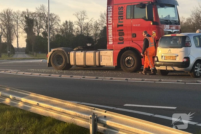 Auto belandt voor vrachtwagen