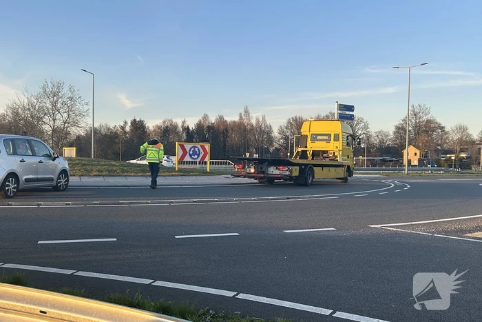 Auto belandt voor vrachtwagen