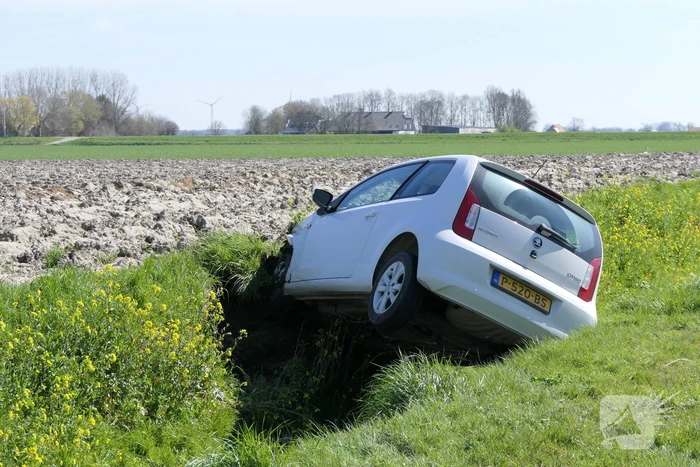 Automobiliste raakt van de weg belandt in greppel