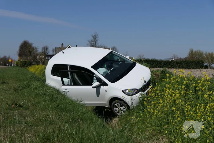 Automobiliste raakt van de weg belandt in greppel
