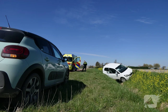 Automobiliste raakt van de weg belandt in greppel
