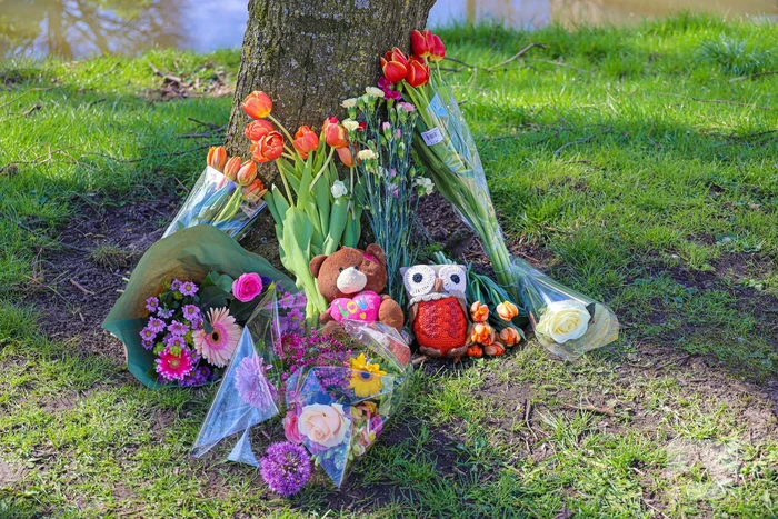 Eerste bloemen voor overleden 2-jarige jongen