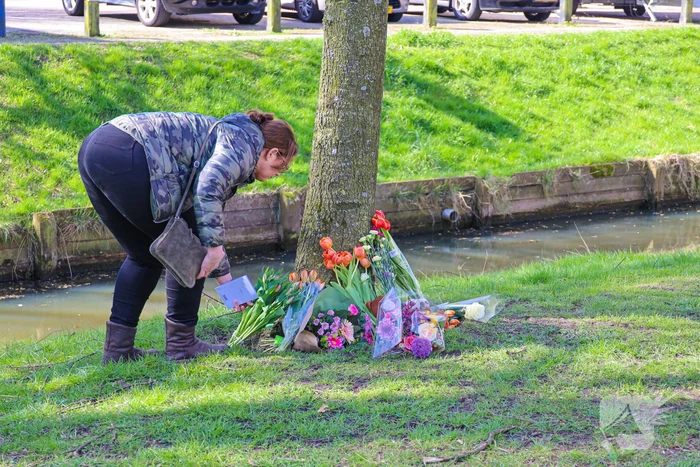 Eerste bloemen voor overleden 2-jarige jongen