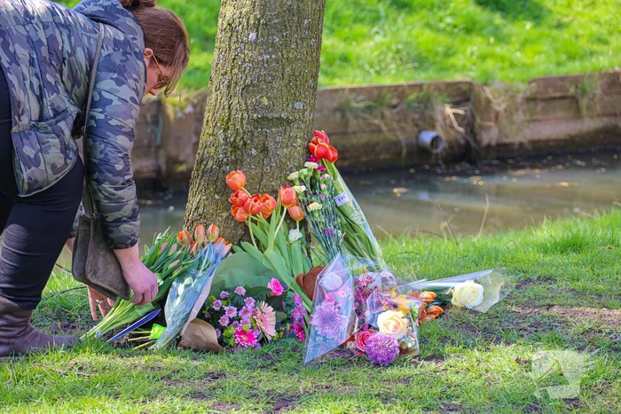 Eerste bloemen voor overleden 2-jarige jongen