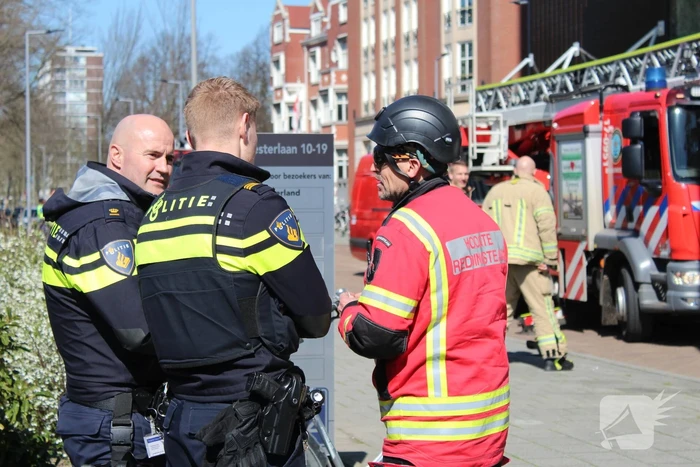 Glazenwasser gered uit vastzittend bakje aan gevel
