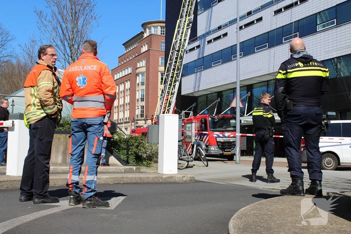 Glazenwasser gered uit vastzittend bakje aan gevel