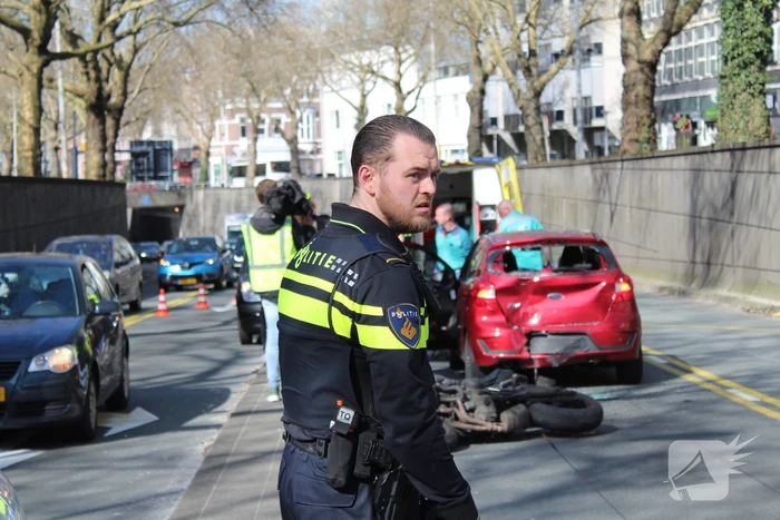 Motorrijder gewond bij botsing met auto