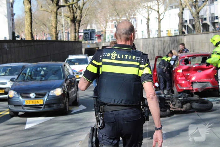 Motorrijder gewond bij botsing met auto
