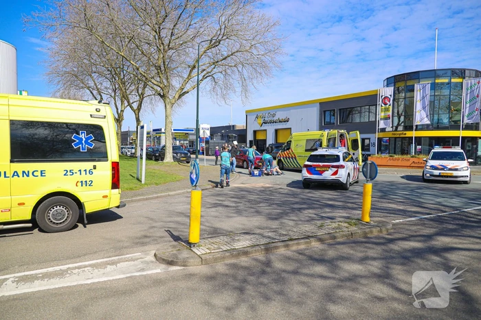 Motorrijder botst in zijkant van personenwagen