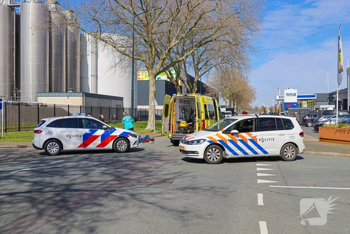Motorrijder botst in zijkant van personenwagen