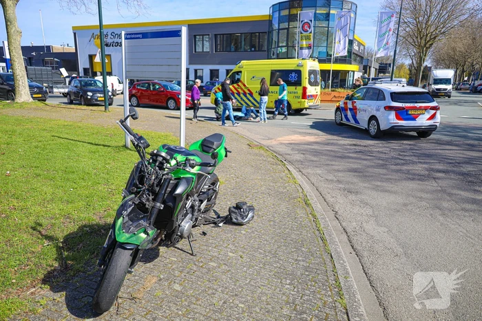 Motorrijder botst in zijkant van personenwagen