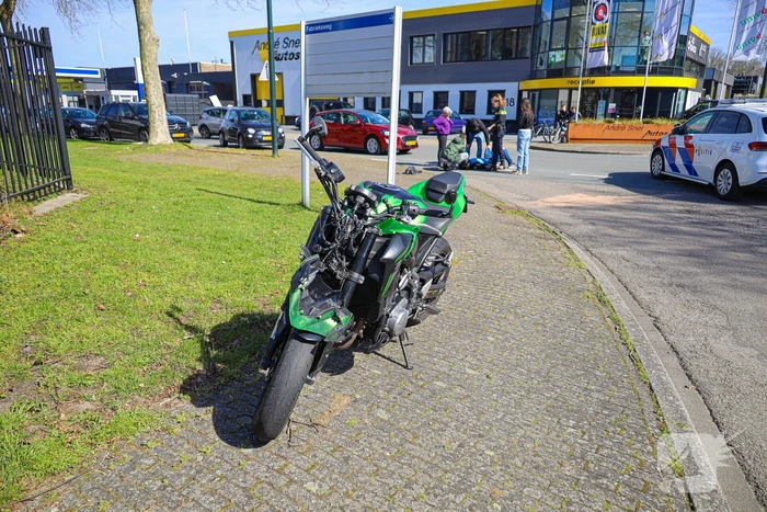 Motorrijder botst in zijkant van personenwagen