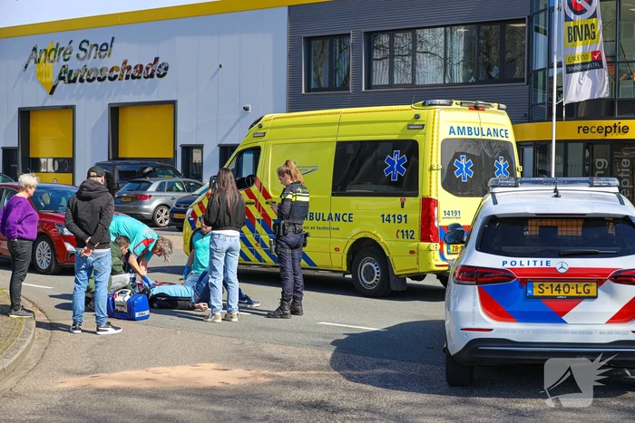 Motorrijder botst in zijkant van personenwagen