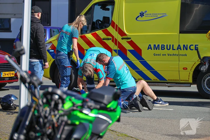 Motorrijder botst in zijkant van personenwagen