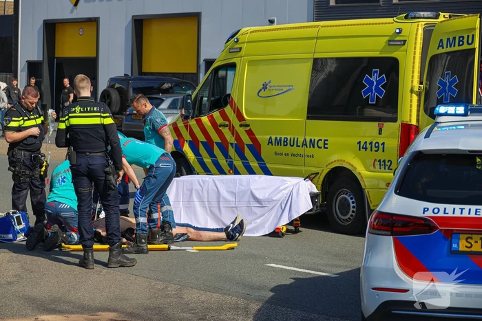 Motorrijder botst in zijkant van personenwagen