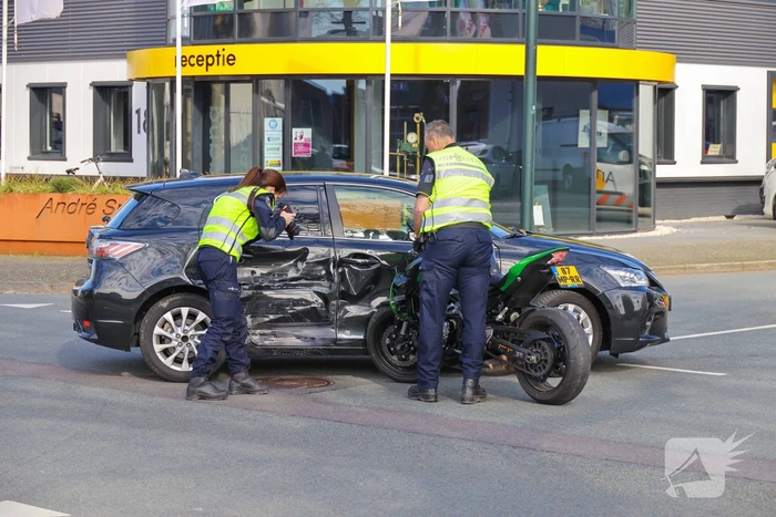 Motorrijder botst in zijkant van personenwagen