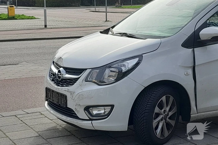 Forse schade bij botsing tussen twee voertuigen