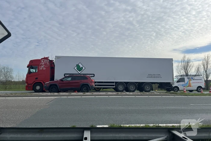 Bestelbus botst achterop vrachtwagentrailer