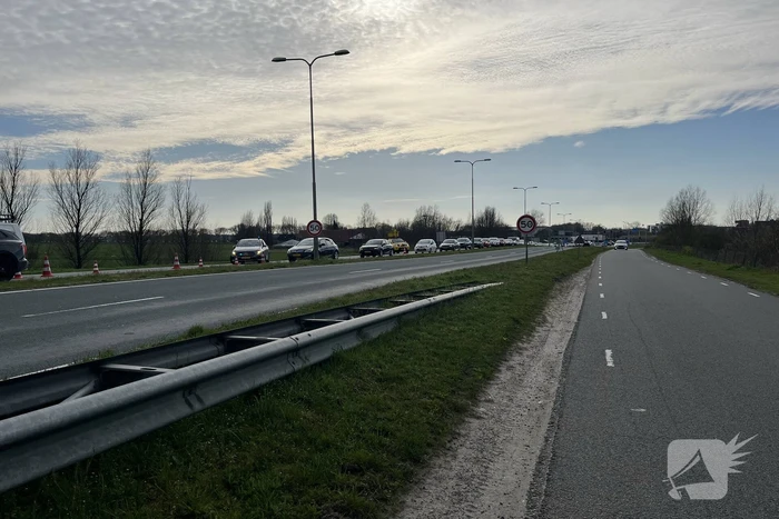 Bestelbus botst achterop vrachtwagentrailer