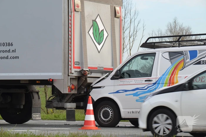 Bestelbus botst achterop vrachtwagentrailer