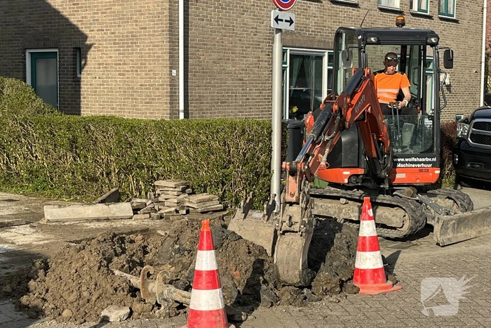 Straat zonder water na breuk in hoofdleiding