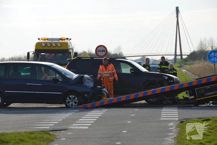 Veel schade na ongeval op kruising