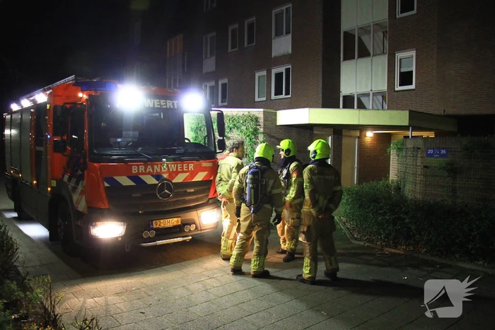 Bewoners buiten na ruiken gaslucht