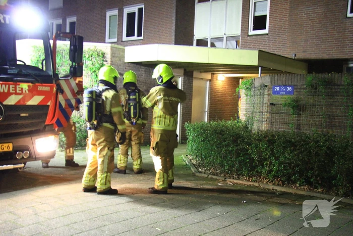 Bewoners buiten na ruiken gaslucht