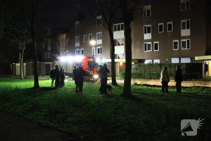Bewoners buiten na ruiken gaslucht
