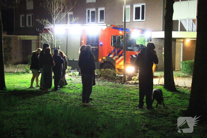 Bewoners buiten na ruiken gaslucht