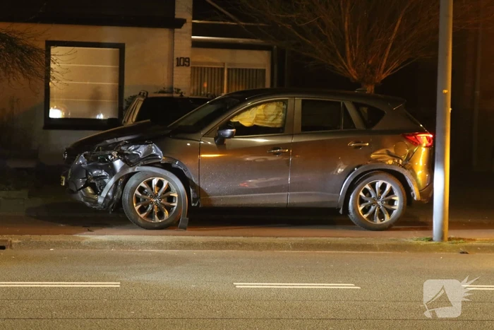 Flinke schade na botsing tussen auto en ambulance