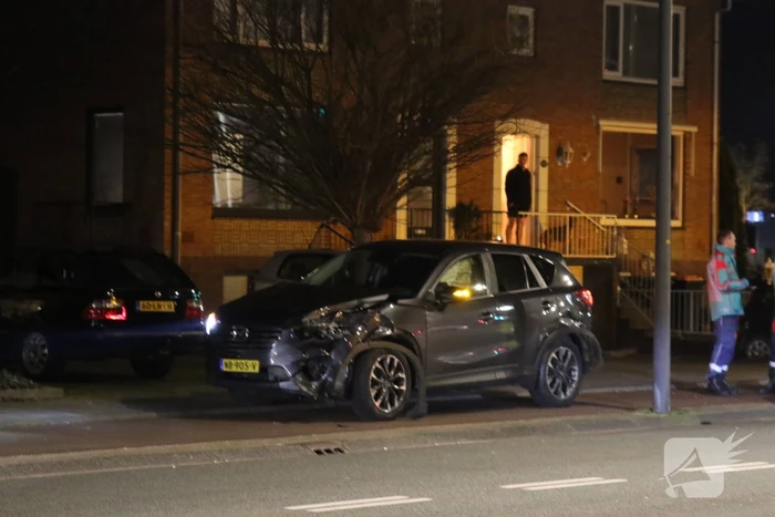 Flinke schade na botsing tussen auto en ambulance